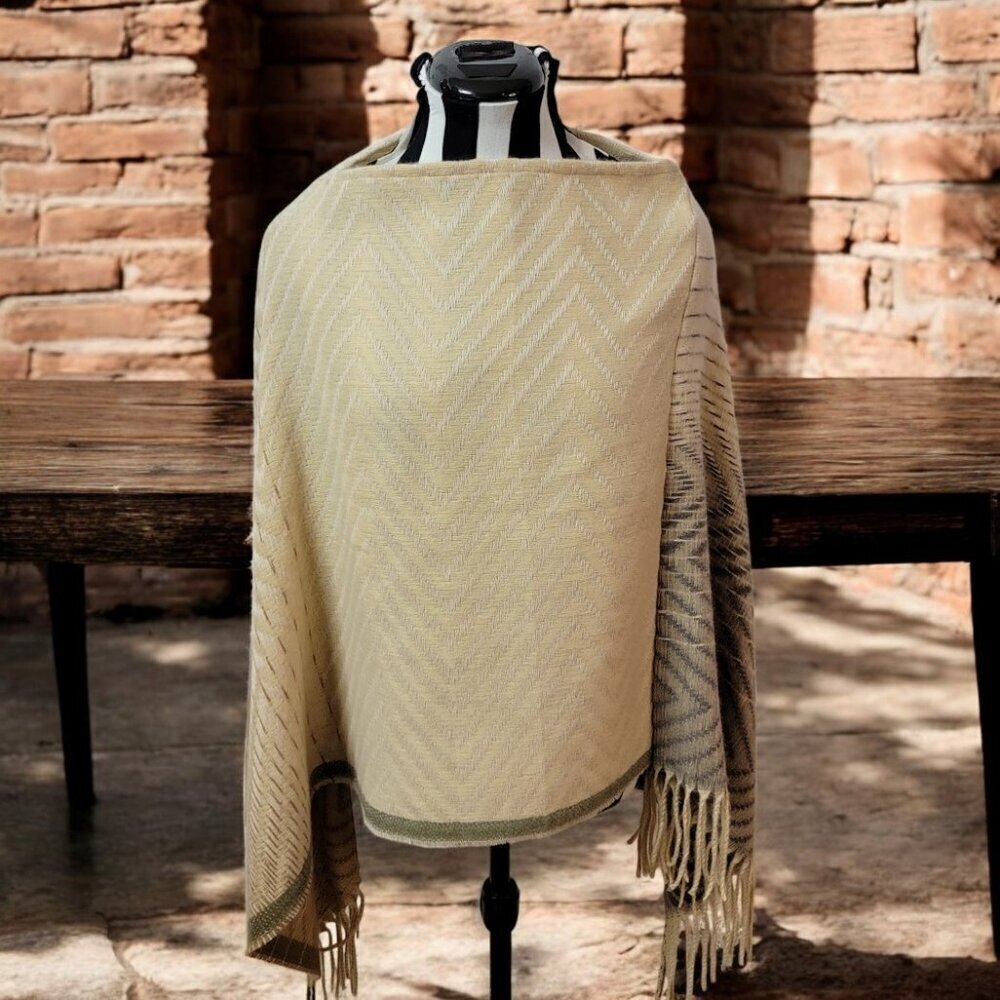 Fadivo Women's Soft Fringed Poncho Size OS - New w Tags